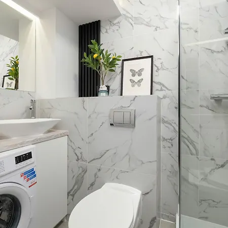 Bright In The Centre Family Break By Renters Appartamento